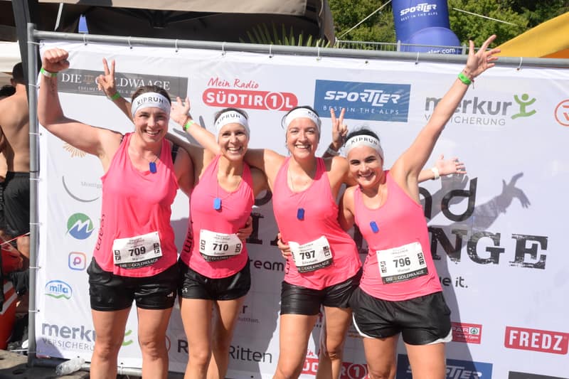 Squadra femminile in rosa esulta davanti alla parete fotografica