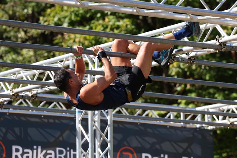 Atleta appeso a testa in giù al rig