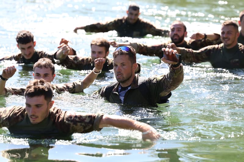 Squadra militare nell'ostacolo d'acqua