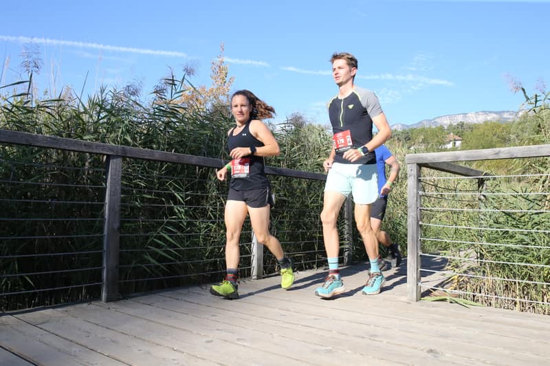 Corridori sulla passerella tra i canneti