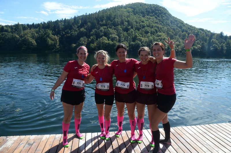 Squadra sul pontile davanti al lago di Monticolo