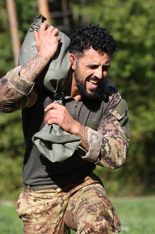 Atleta con il sandbag durante gli affondi