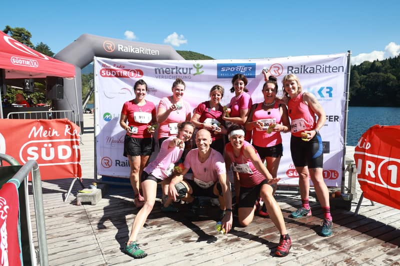 Squadra femminile festeggia al traguardo