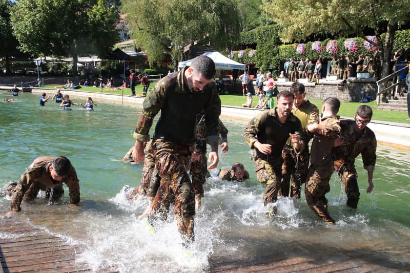 Squadra militare esce di corsa dall'acqua