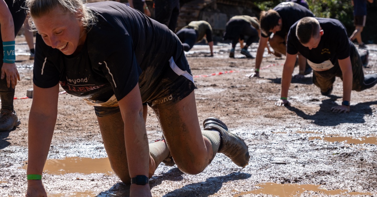 Teilnehmerin bei der Fun-Challenge im Schlammfeld